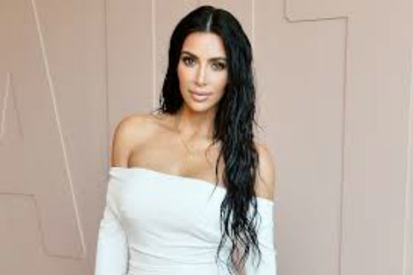 Kim Kardashian’ dan Taşıyıcı Anneye Servet