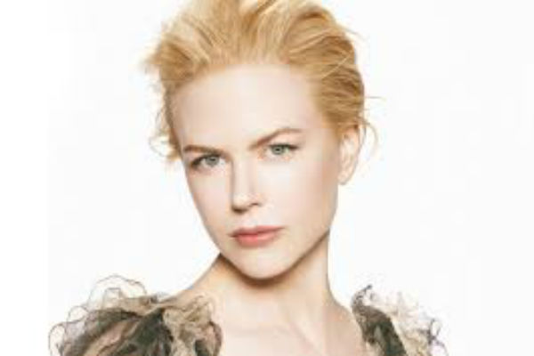 Nicole Kidman Emmy Ödül Töreni’ nde Rol Arkadaşını Eşinin Önünde Öptü!