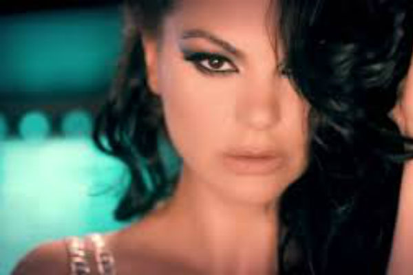 Ünlü Şarkıcı Nez Boşanıyor!