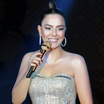 ebru-gundes-konserinde-altin-mikrofon-kullandi_1
