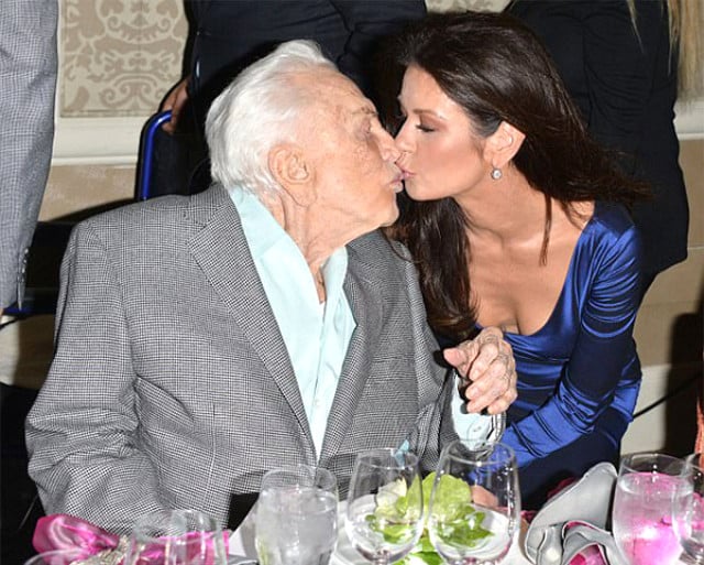 Eşinin Yanında Kayınpederinin Dudağına Yapıştı!