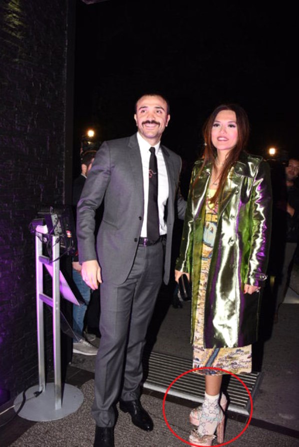 Demet Akalın, 5 bin 240 TL’lik Çorap Giydi!