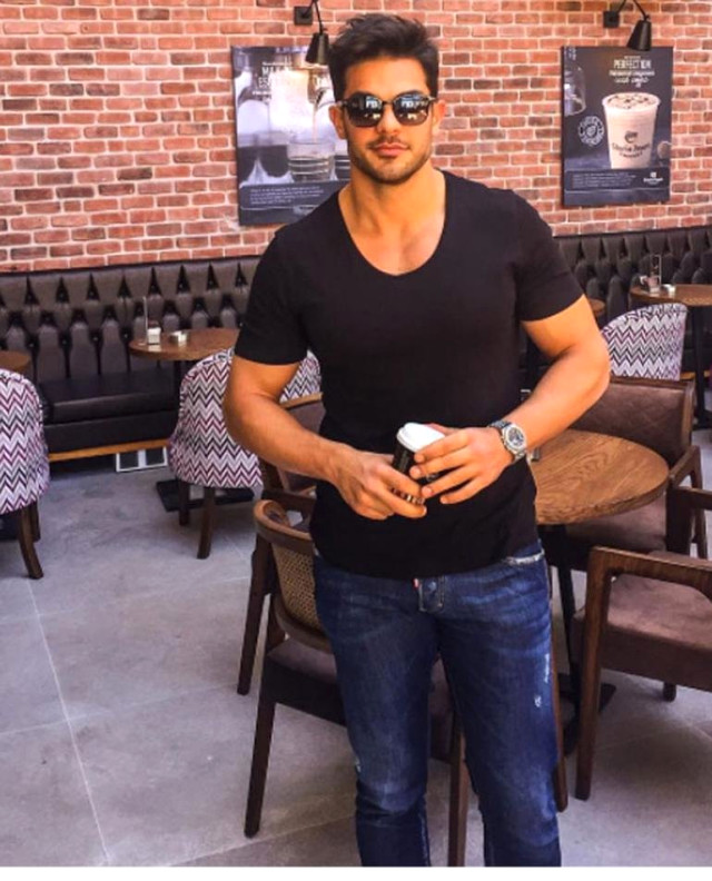 Hande Erçel Eski Sevgilisiyle Gittiği Yere Yeni Sevgilisiyle Gitti!