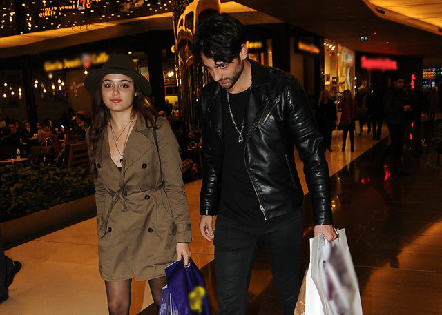 Hande Erçel Eski Sevgilisiyle Gittiği Yere Yeni Sevgilisiyle Gitti!