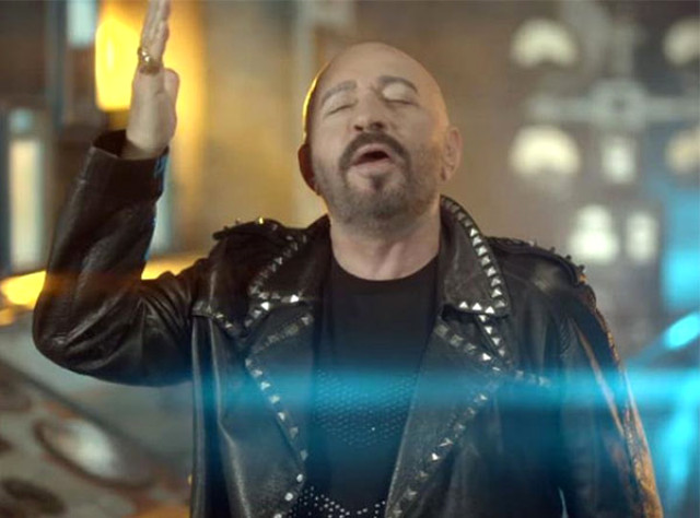 Uzaylı Lakaplı Mustafa Topal İmaj Değiştirip Küpe Taktı!