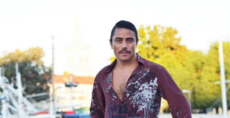 Nusret Şov İçin Etleri Sağa Sola Attı!