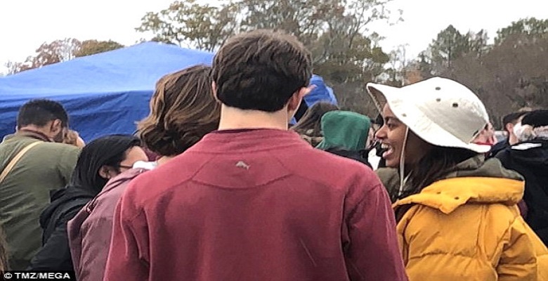 Obama'nın Kızı Malia Sevgilisi İle Öpüşürken Yakalandı!