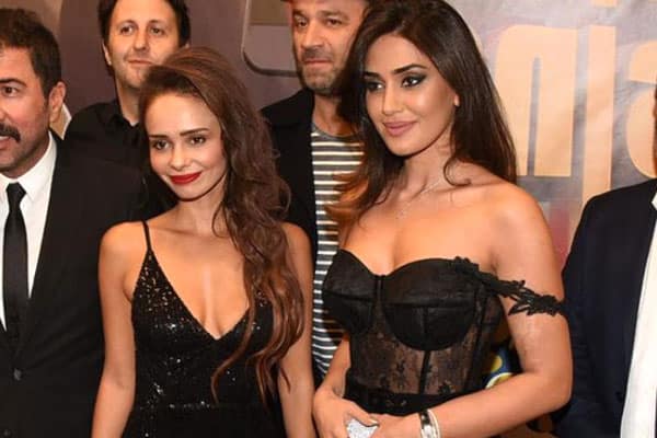 Pelin Sönmez'in Dekoltesi Geceye Damga Vurdu!