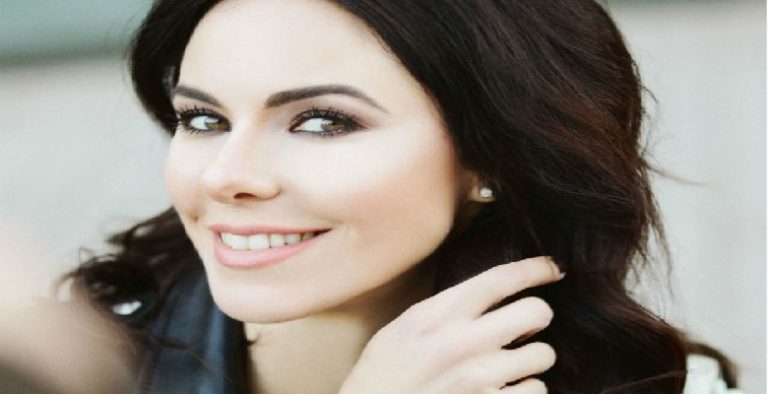 Defne Samyeli derin yırtmacıyla yürek hoplattı!