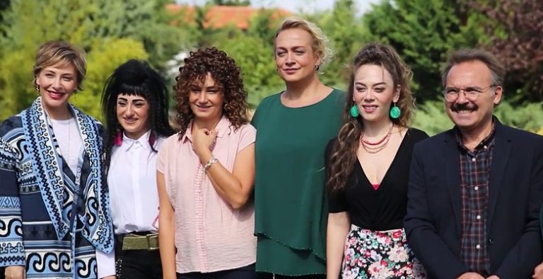 Demet Evgar ve Engin Günaydın’ın Başrollerinde Yer Aldığı Aile Arasında Vizyonda!