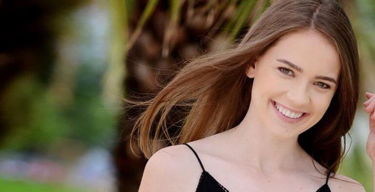 Ece Çeşmioğlu Kimdir?