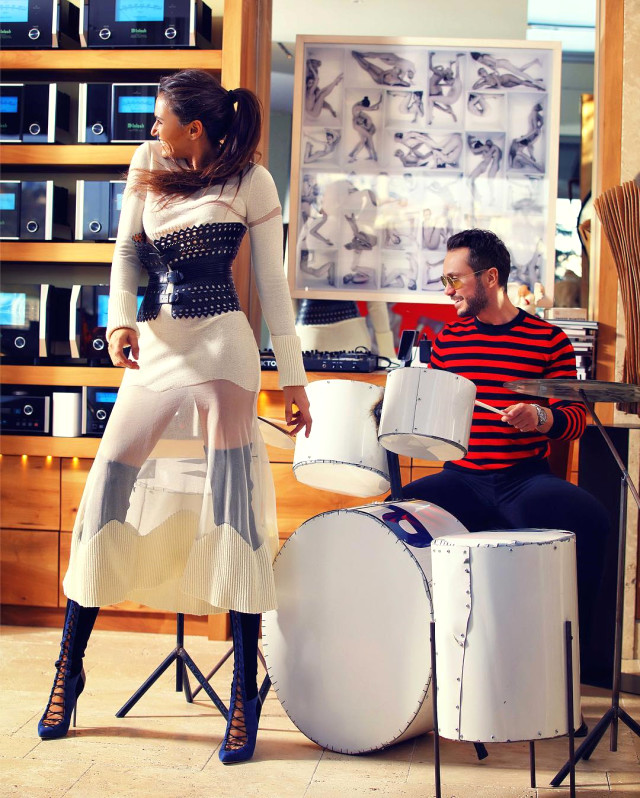 Eda Taşpınar, Bacağını Açıp Sevgilisine Poz Verdi!