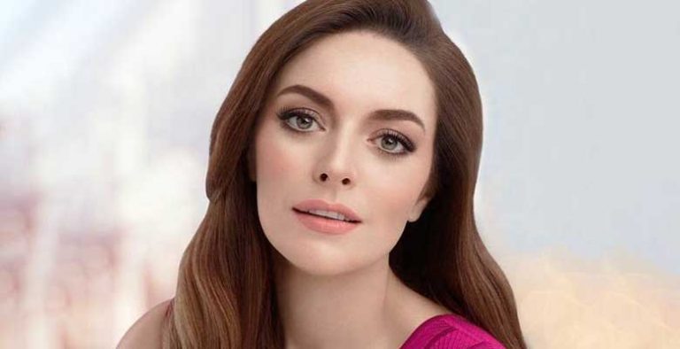 Ezgi Mola Ünlü Değilmiş Gibi Davranıp Ünlülerle Çektiği Fotoğrafları Paylaşıyor!