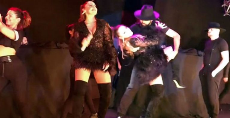 Hadise Süper Minisiyle Yabancı Şarkıcıları Aratmadı!