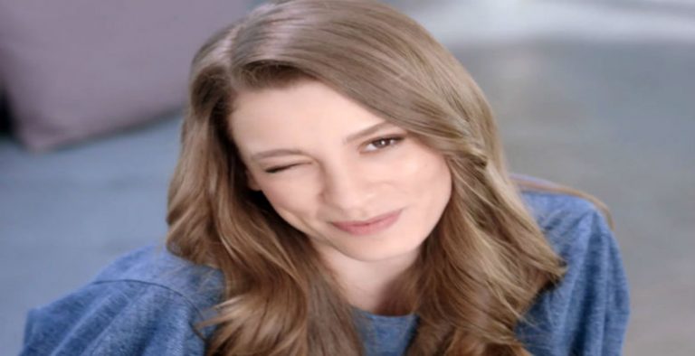 Serenay Sarıkaya Üzerine Su Döken Garsona Bakın Nasıl Davrandı!