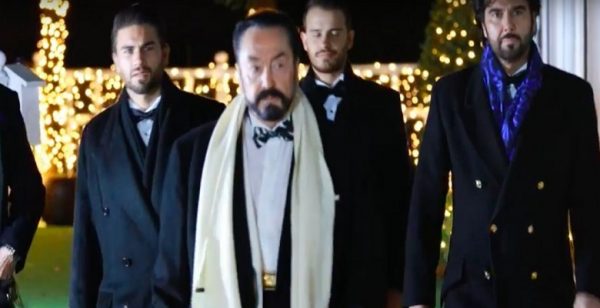 Adnan Oktar ve 31 kediciği yılbaşı