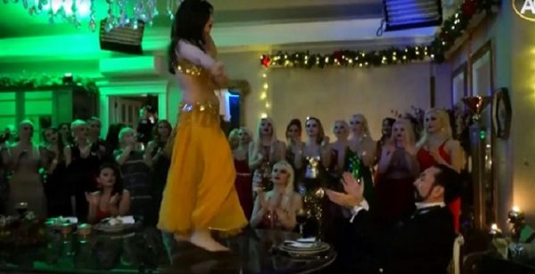 Adnan Oktar ve 31 kediciği yılbaşı partisi