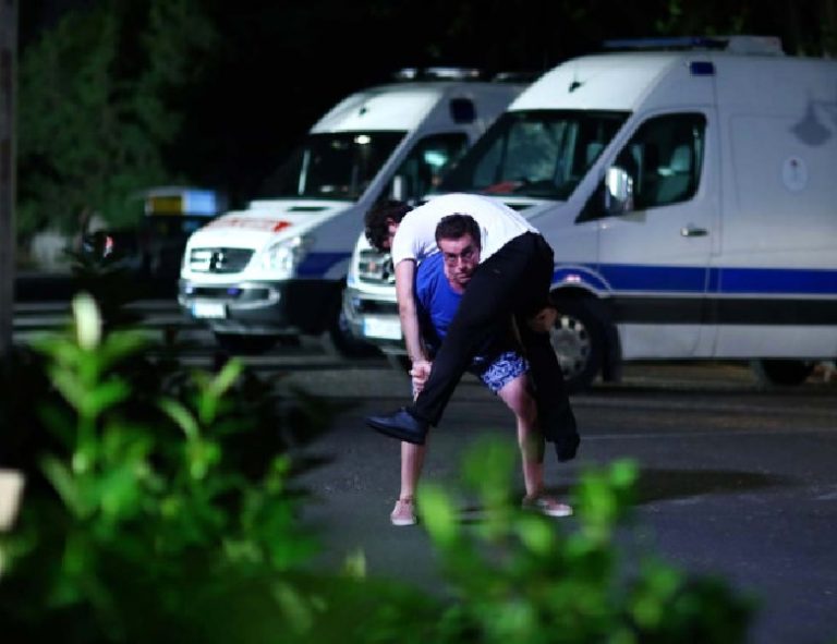 Ahmet Kural hastanaye kaldırıldı, hayranlarının yüreği ağzına geldi!