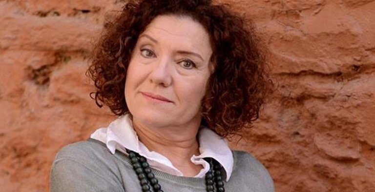 Ayşenil Şamlıoğlu Kimdir?