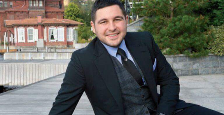 Hacı Sabancı’nın Fularlı Pozu Olay Oldu