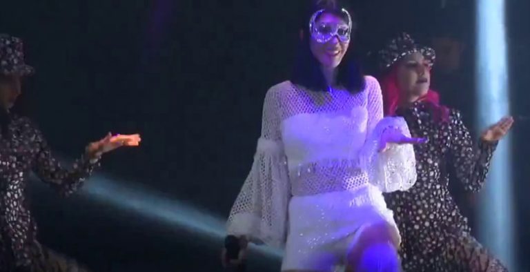 Hande Yener’e Polemik Yarıyor