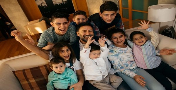 İzzet Yıldızhan Hız Kesmeden Devam Ederek 9. Kez Baba Oldu