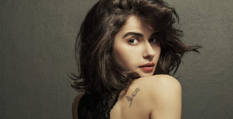 Nesrin Cavadzade, derin göğüs dekoltesi ile nefes kesti!