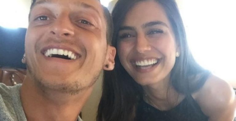 Amine Gülşe’den öpüşme sahnesi açıklaması: Mesut Özil anlayış…