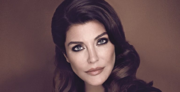 Deniz Akkaya eskisinden de cesur! Transparan taytı ile poz verdi