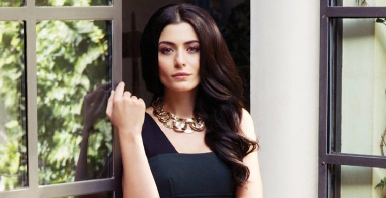 Sevgilisi, Deniz Çakır’ı öpücüklere boğdu