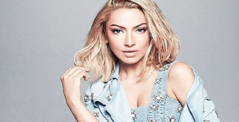 Hadise, yıllar önce annesinin fabrikada çalışırken çekilmiş nostaljik fotoğrafını paylaştı