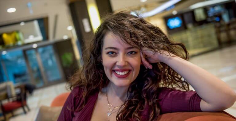 Pelin Akil Hakaret Eden Takipçisine: “Delirmiş”