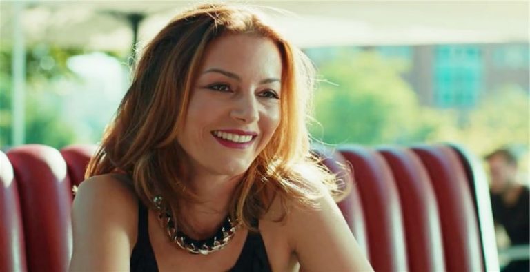 Defne Kayalar Kimdir?