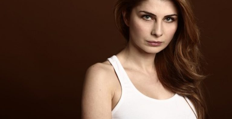 Ece Özdikici Kimdir?