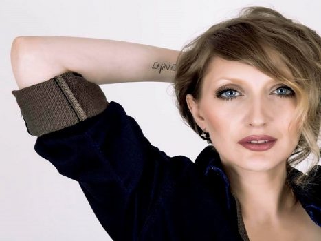 Emine Sarı "Fly Me Away" Şarkısıyla, Hit Listelerinde Bir Numara!