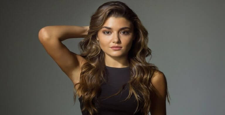 Hande Erçel, “Erkeğim” yazıp sevgilisinin fotoğrafını paylaştı!