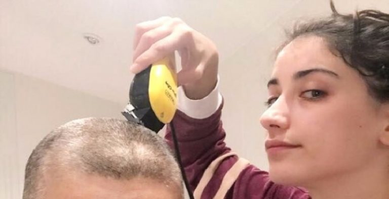 Hazal Kaya, kanser tedavisi olan annesine tam destek veriyor