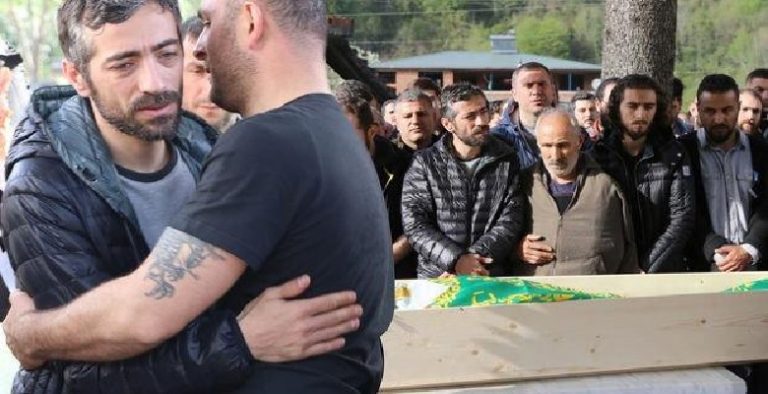 Resul Dindar annesini son yolculuğuna uğurladı! Ünlü şarkıcı ayakta durmakta zorlandı