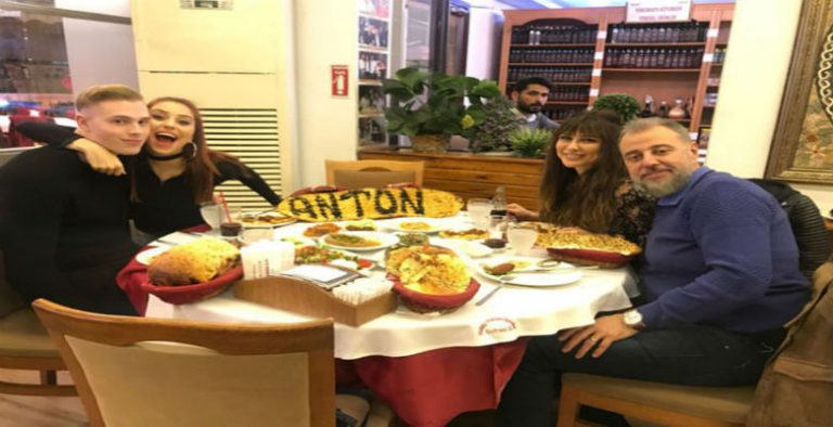 Zeynep Alkan Yabancı Sevgilisi İle Kebap Keyfi Yaptı