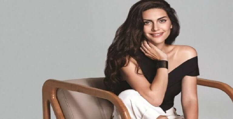 Bergüzar Korel, makyajsız haliyle objektiflere poz verdi!