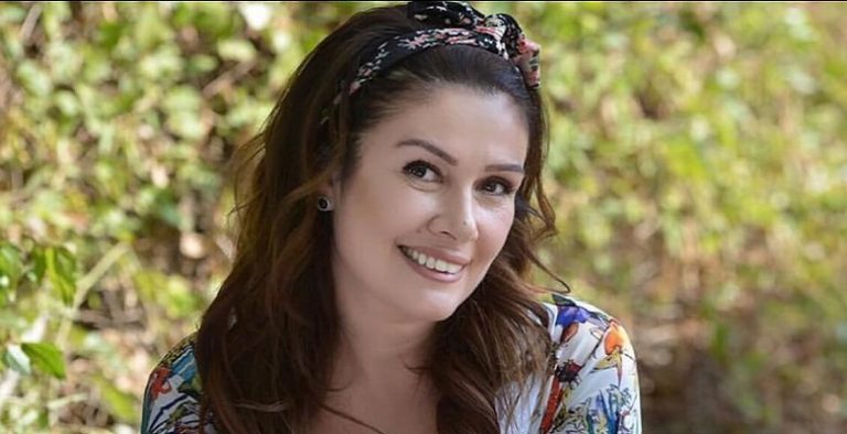 Zeynep Gülmez Kimdir?