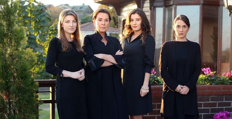 Flaşlar Patladı Minik Etekli Çukur’un Yıldızı Utandı