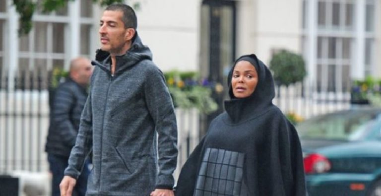 Evlenince tesettüre girmişti. Boşanınca sahneye seksi bir kıyafetle çıktı!