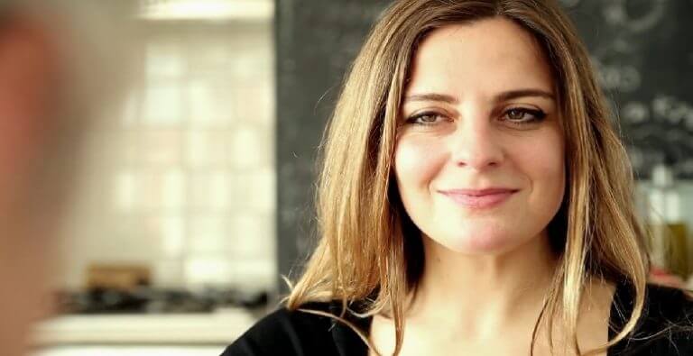 Lesli Karavil kimdir?