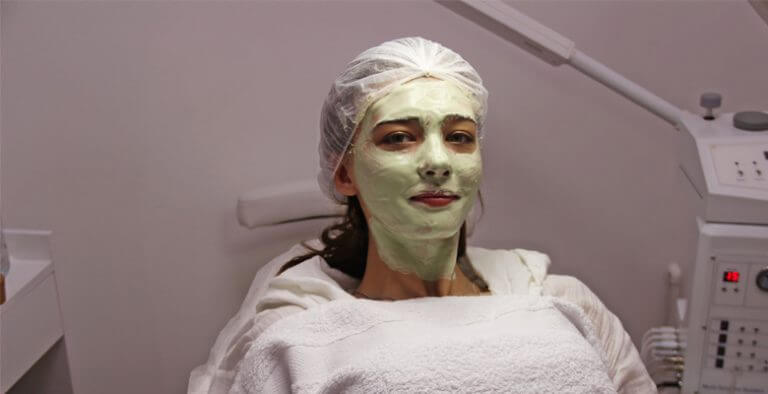 Melisa Döngel güzellik kampında