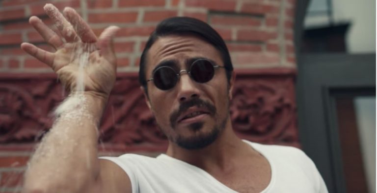 Nusret, İkinci Kattan Pişirdiği Ete Sos Döktü!