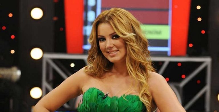 Petek Dinçöz Kimdir?