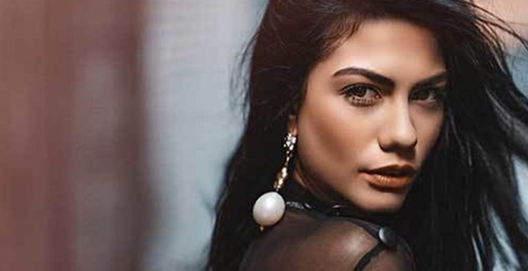 Sahil Paylaşımları Yapan Demet Özdemir’in Yanındaki Kim?