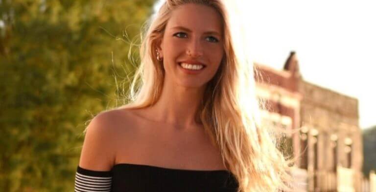 Bebek arabasında köpeğini gezdirdi