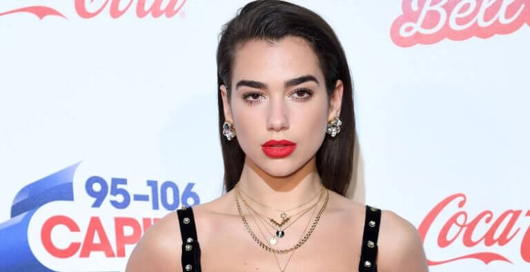 Beline kadar yırtmacıyla tüm dikkatleri çekti!